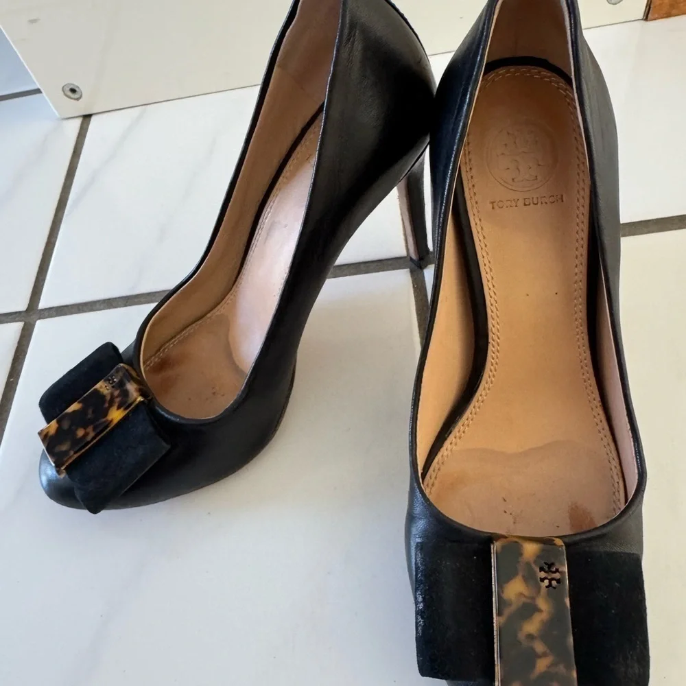 Elegant Black Leather Heels with Tortoise Bow Tory Burch - Picture 7 of 14